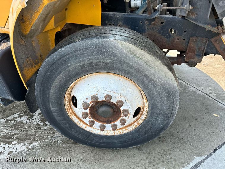 image for item DS2239 1995 International 4900  flatbed truck