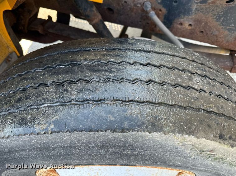 image for item DS2239 1995 International 4900  flatbed truck