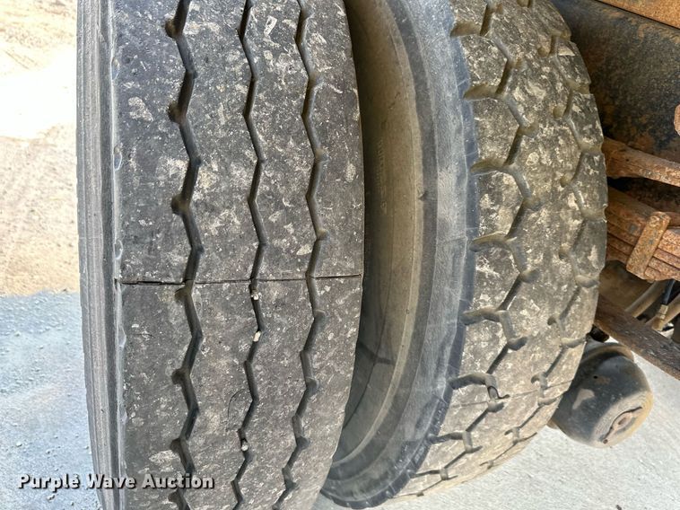 image for item DS2239 1995 International 4900  flatbed truck