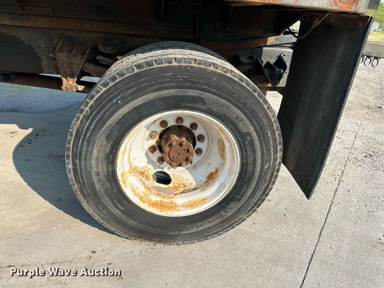 image for item DS2239 1995 International 4900  flatbed truck