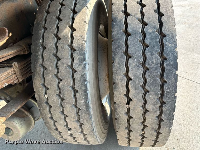 image for item DS2239 1995 International 4900  flatbed truck