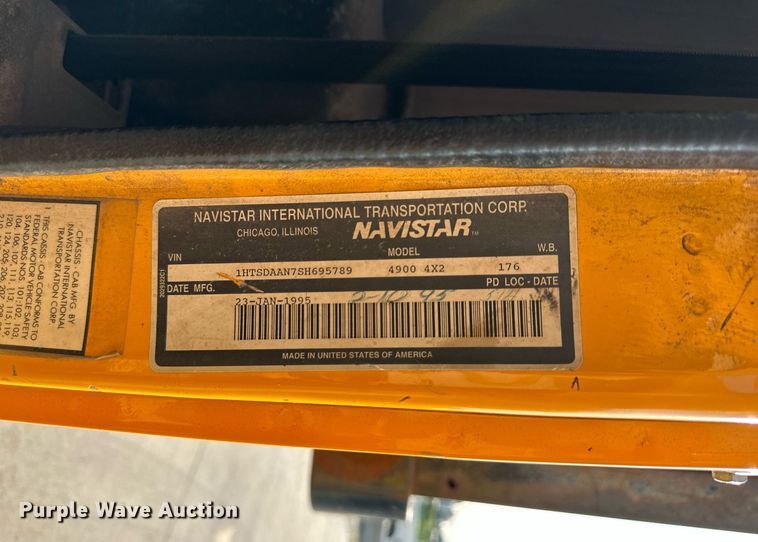 image for item DS2239 1995 International 4900  flatbed truck