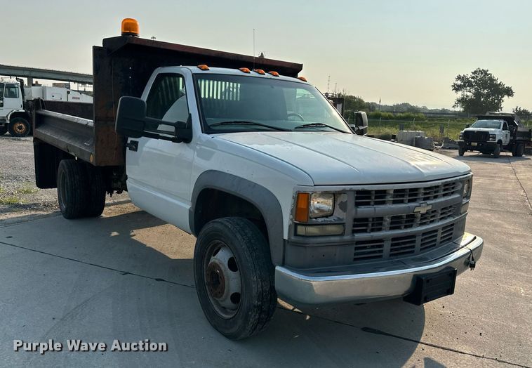 image for item DS2241 2002 Chevrolet Silverado 3500  dump bed pickup truck