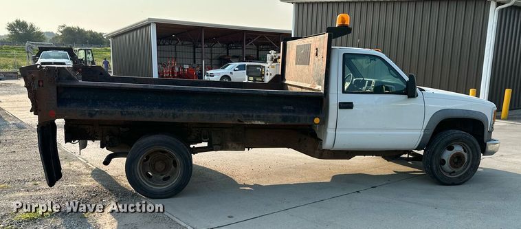 image for item DS2241 2002 Chevrolet Silverado 3500  dump bed pickup truck