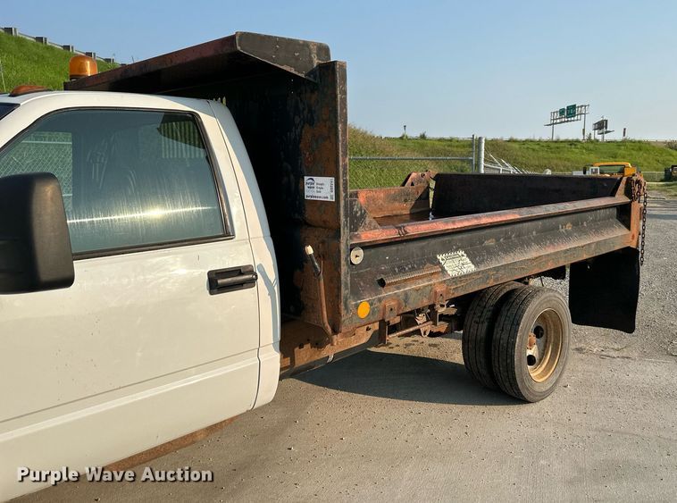image for item DS2241 2002 Chevrolet Silverado 3500  dump bed pickup truck