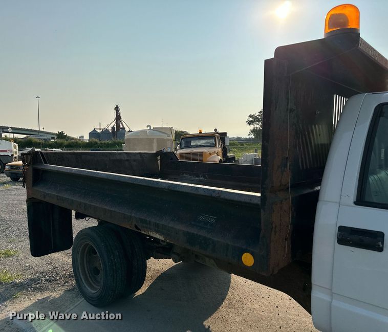image for item DS2241 2002 Chevrolet Silverado 3500  dump bed pickup truck