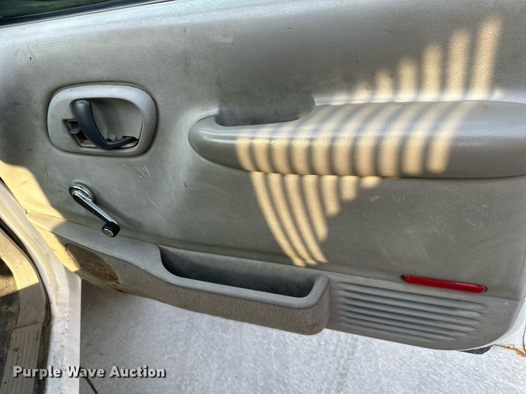 image for item DS2241 2002 Chevrolet Silverado 3500  dump bed pickup truck