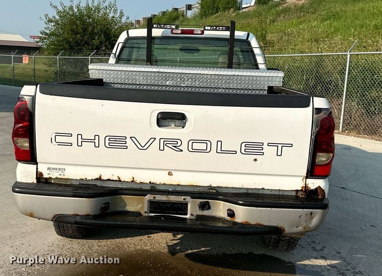 image for item DS2243 2004 Chevrolet Silverado 1500  pickup truck