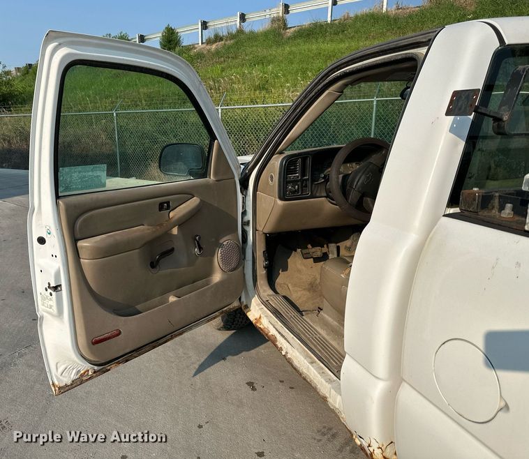 image for item DS2243 2004 Chevrolet Silverado 1500  pickup truck