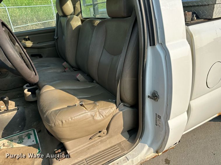 image for item DS2243 2004 Chevrolet Silverado 1500  pickup truck