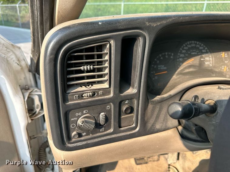 image for item DS2243 2004 Chevrolet Silverado 1500  pickup truck