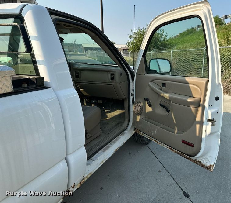 image for item DS2243 2004 Chevrolet Silverado 1500  pickup truck