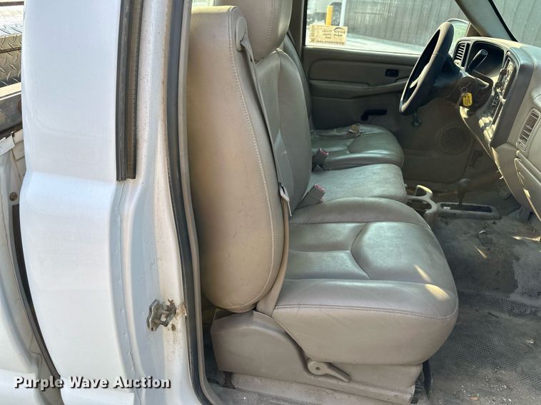 image for item DS2243 2004 Chevrolet Silverado 1500  pickup truck