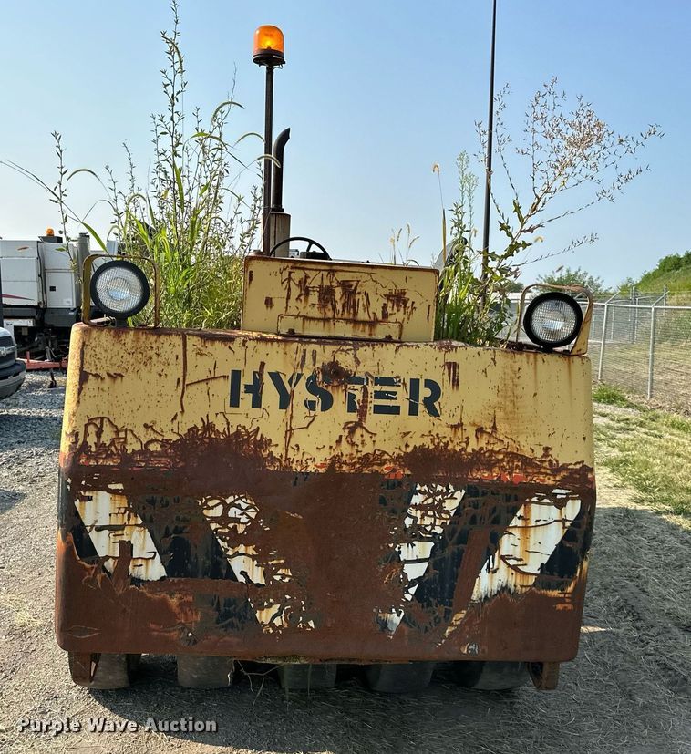 image for item DS2245 Hyster C530A  pneumatic roller