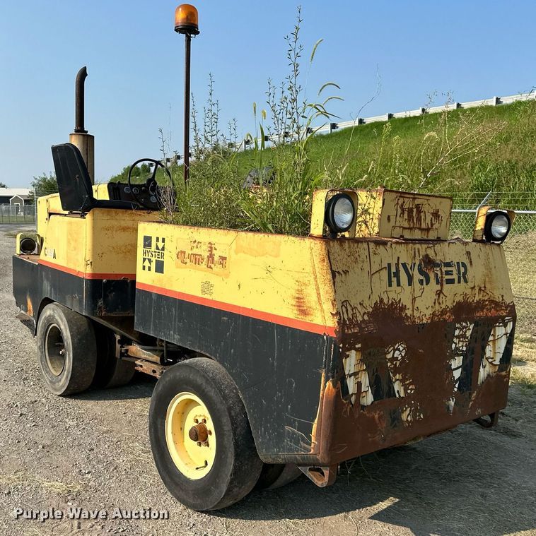 image for item DS2245 Hyster C530A  pneumatic roller