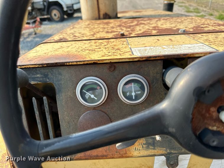 image for item DS2245 Hyster C530A  pneumatic roller