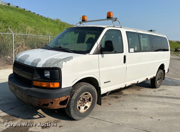 image for item DS2246 2004 Chevrolet Express 3500  van