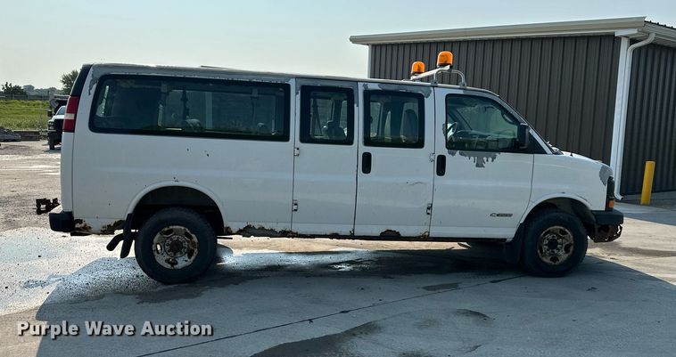image for item DS2246 2004 Chevrolet Express 3500  van