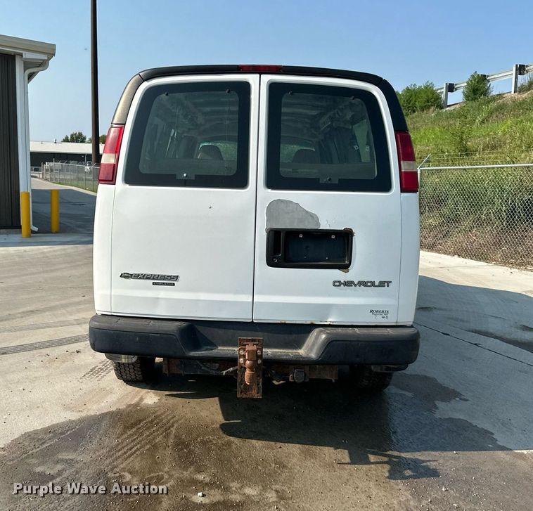 image for item DS2246 2004 Chevrolet Express 3500  van