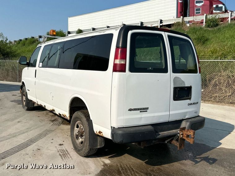 image for item DS2246 2004 Chevrolet Express 3500  van