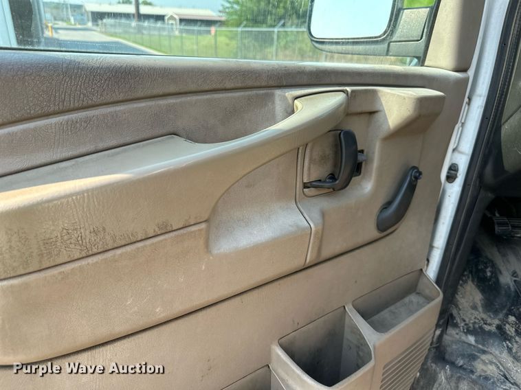 image for item DS2246 2004 Chevrolet Express 3500  van