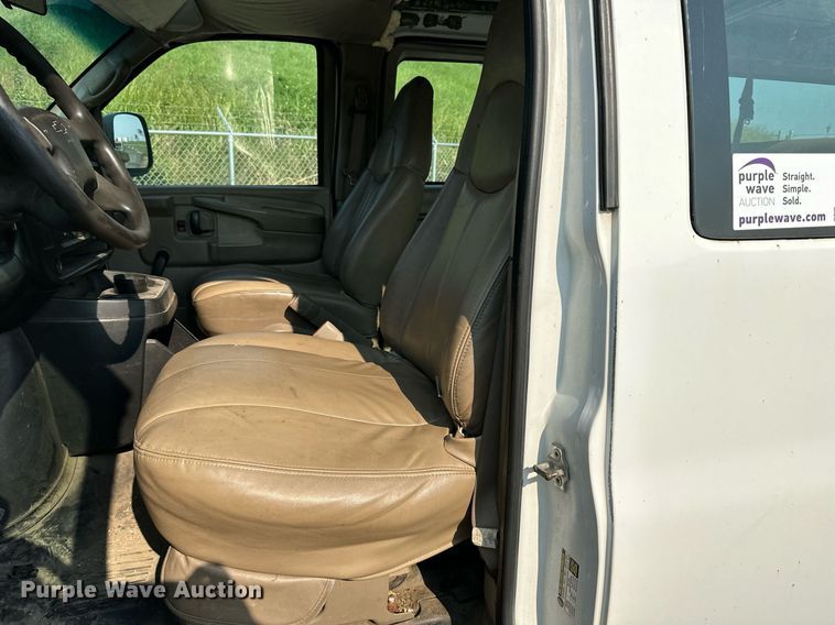 image for item DS2246 2004 Chevrolet Express 3500  van