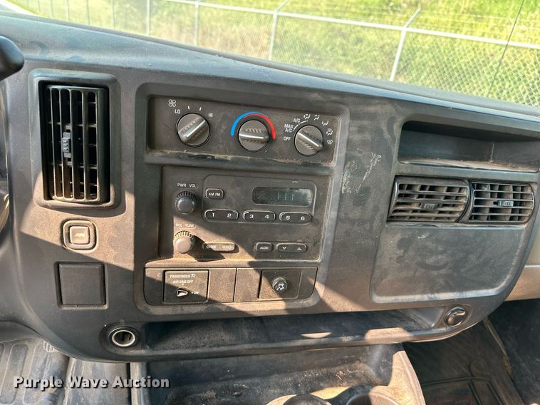 image for item DS2246 2004 Chevrolet Express 3500  van