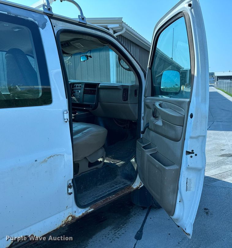 image for item DS2246 2004 Chevrolet Express 3500  van