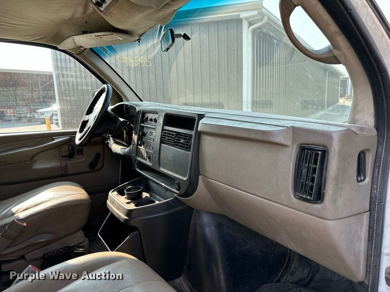 image for item DS2246 2004 Chevrolet Express 3500  van