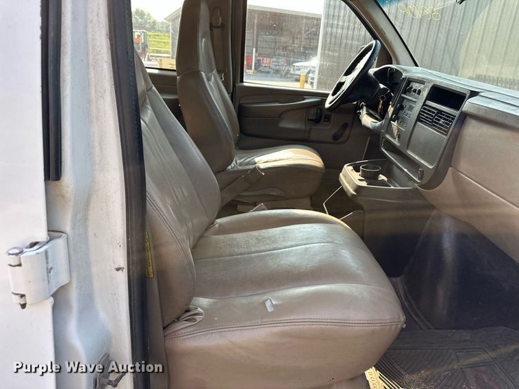 image for item DS2246 2004 Chevrolet Express 3500  van
