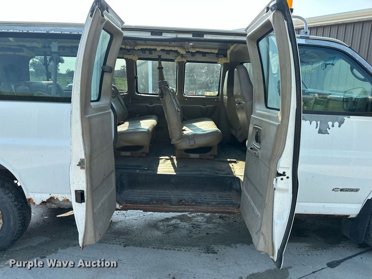 image for item DS2246 2004 Chevrolet Express 3500  van