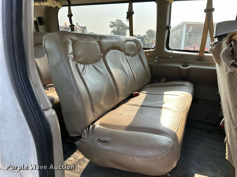 image for item DS2246 2004 Chevrolet Express 3500  van