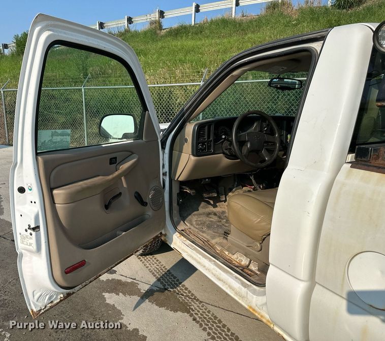 image for item DS2247 2004 Chevrolet Silverado 1500  pickup truck