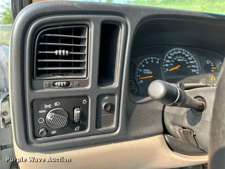 image for item DS2247 2004 Chevrolet Silverado 1500  pickup truck