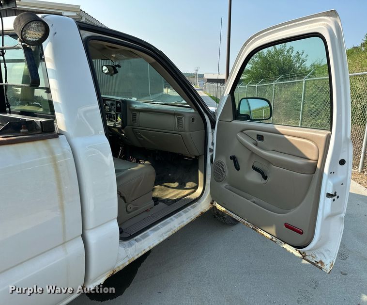 image for item DS2247 2004 Chevrolet Silverado 1500  pickup truck