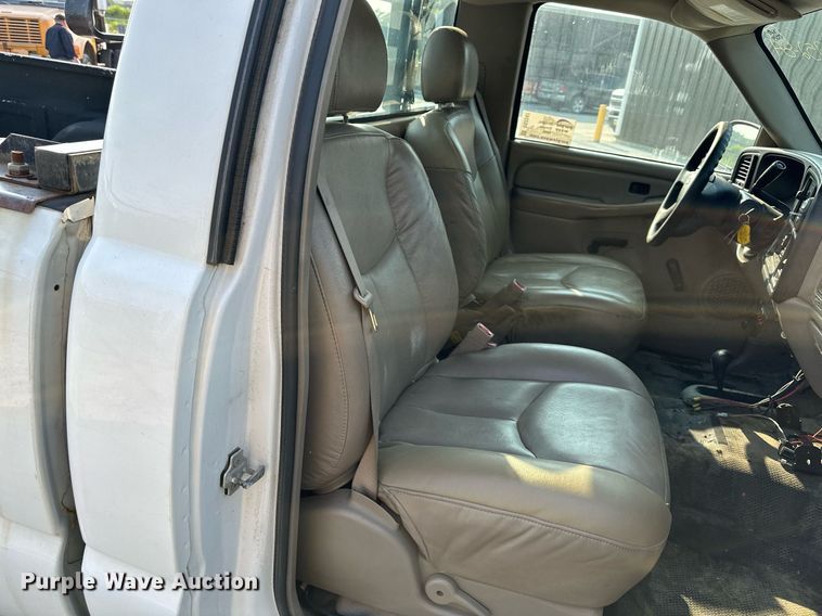 image for item DS2247 2004 Chevrolet Silverado 1500  pickup truck