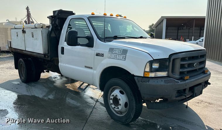 image for item DS2249 2003 Ford F450 Super Duty  flatbed truck