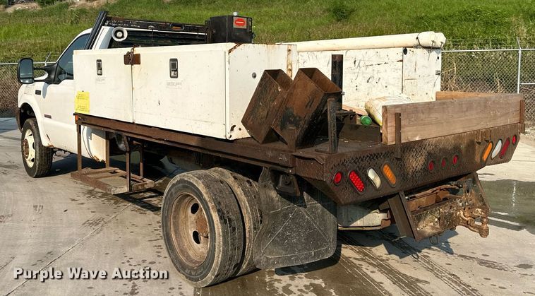 image for item DS2249 2003 Ford F450 Super Duty  flatbed truck