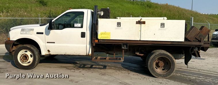 image for item DS2249 2003 Ford F450 Super Duty  flatbed truck