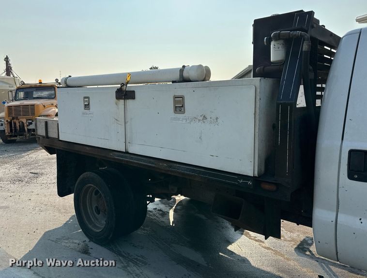 image for item DS2249 2003 Ford F450 Super Duty  flatbed truck
