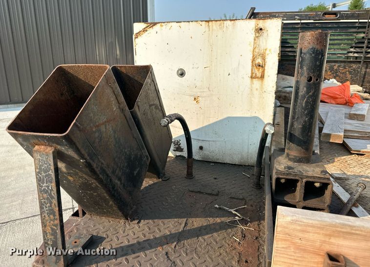 image for item DS2249 2003 Ford F450 Super Duty  flatbed truck