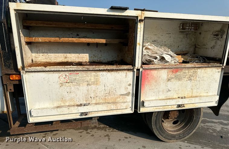 image for item DS2249 2003 Ford F450 Super Duty  flatbed truck