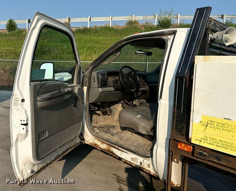 image for item DS2249 2003 Ford F450 Super Duty  flatbed truck