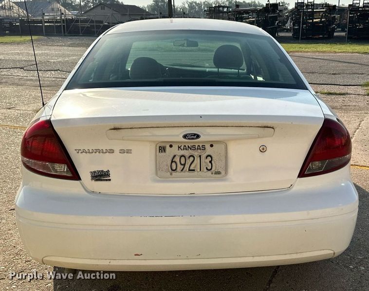 image for item HN9965 2006 Ford Taurus SE