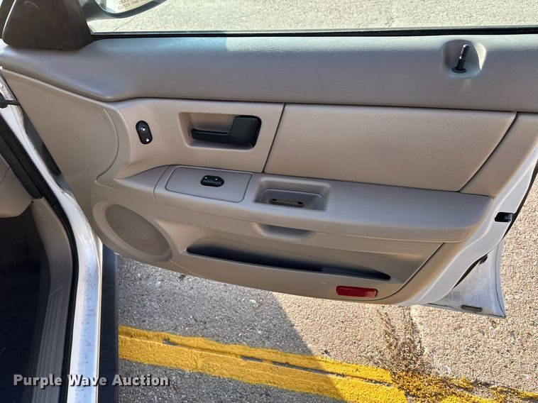 image for item HN9965 2006 Ford Taurus SE