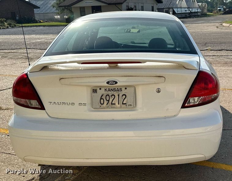 image for item HN9966 2006 Ford Taurus SE