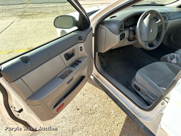 image for item HN9966 2006 Ford Taurus SE