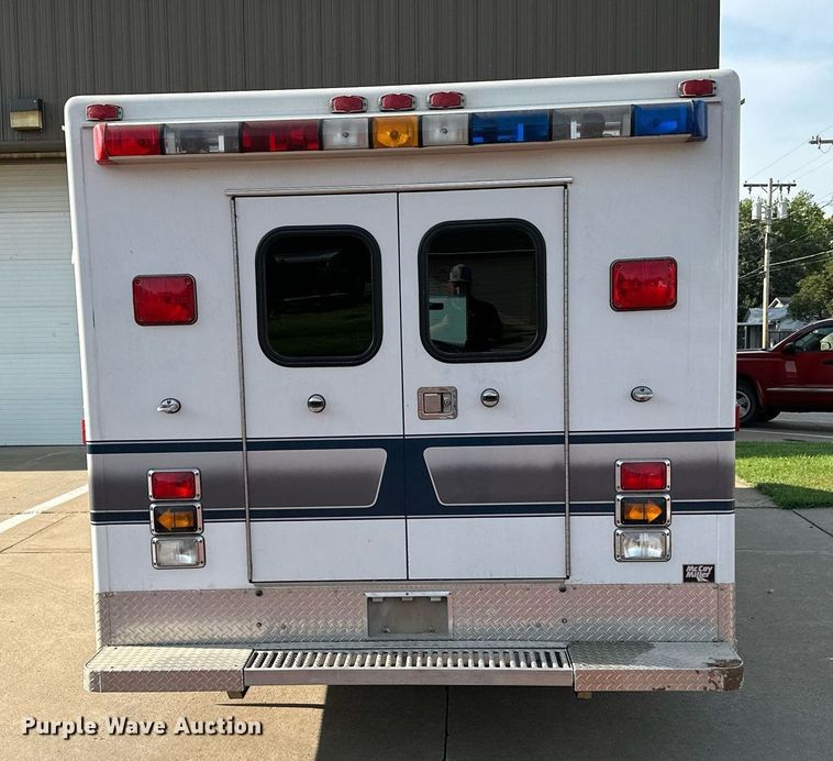 image for item HN9985 1998 Ford E450  ambulance