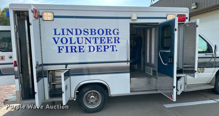 image for item HN9985 1998 Ford E450  ambulance