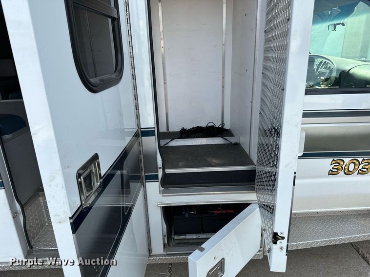 image for item HN9985 1998 Ford E450  ambulance